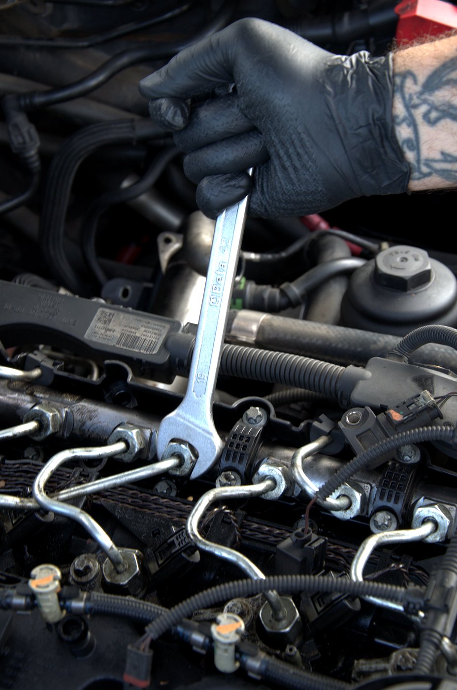 Meccanico al lavoro nel motore